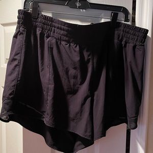 Black Lululemon Hotty Hot shorts 4in